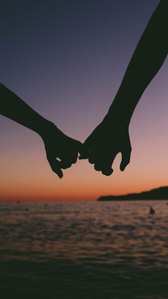 Hình nền tình yêu nắm tay nhau trên bãi biển