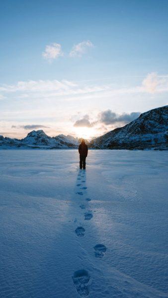 Ảnh hồ sơ của một người đi bộ trong tuyết