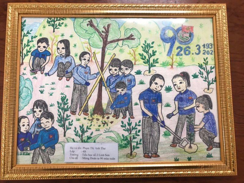 Foto von Kindern, die das Baumpflanzereignis feiern