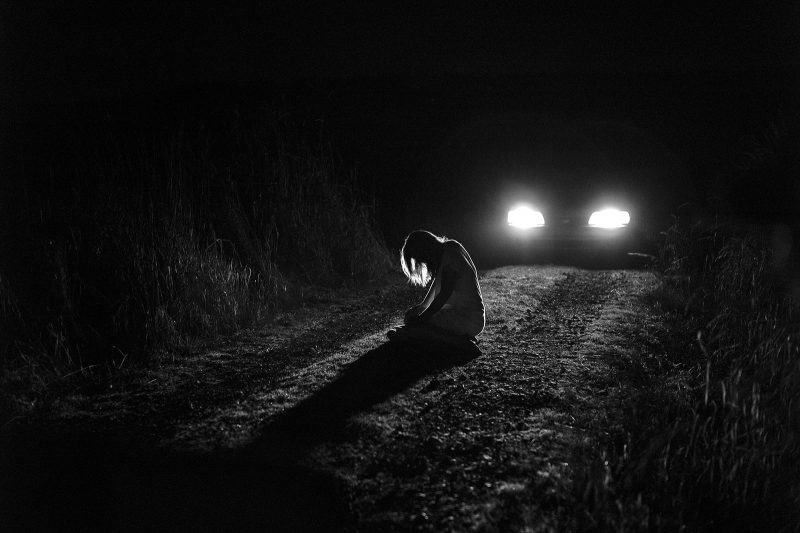 Avatar đen trắng buồn của cô gái trước ánh đèn ô tô