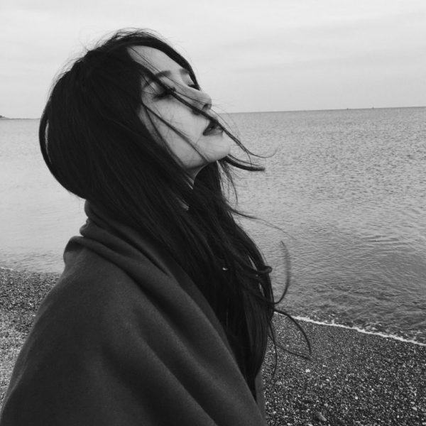 Hình ảnh avatar đen trắng của một cô gái trên bãi biển