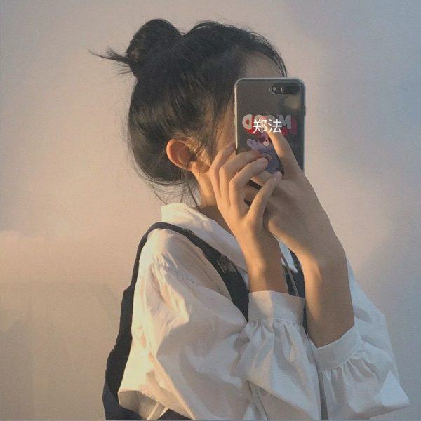 Avatar nữ đeo mặt nạ cầm điện thoại