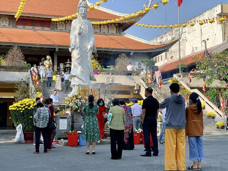 Đi chùa ngày đầu năm cầu may mắn, tài lộc