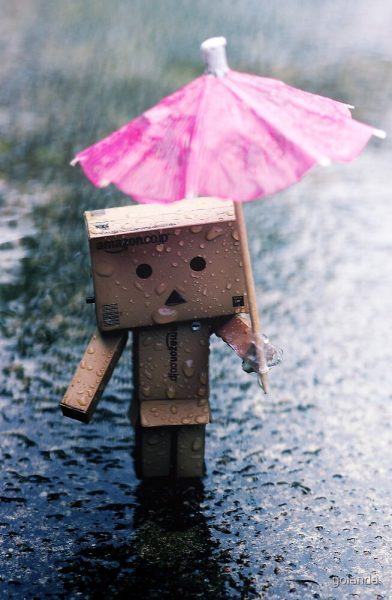 một nhân vật bằng gỗ với một chiếc ô