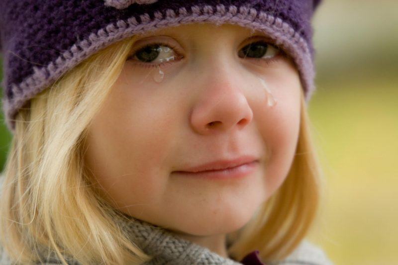 một hình ảnh buồn của một đứa con gái khóc