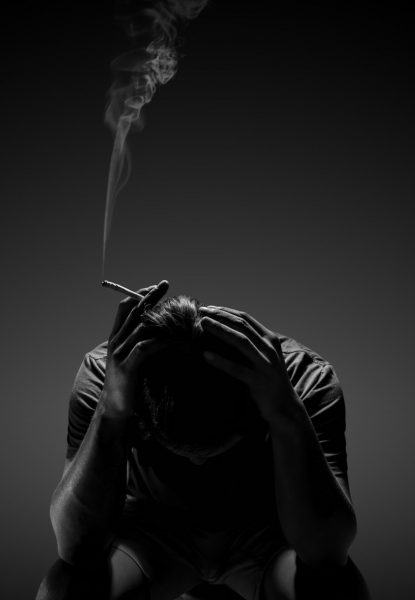 hình ảnh tuyệt vọng của một người đàn ông hút thuốc