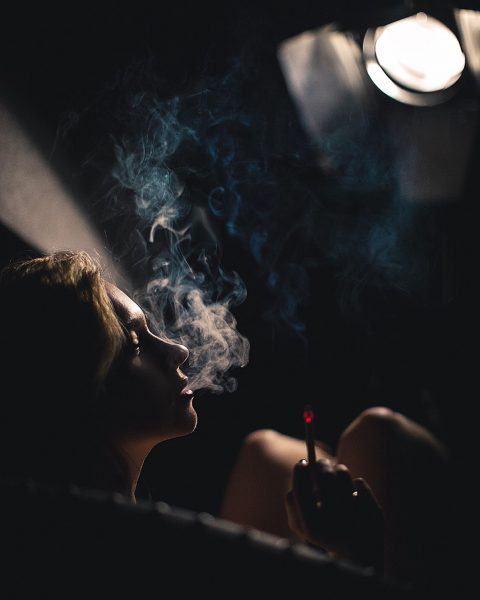 hình ảnh tuyệt vọng của cô gái hút thuốc