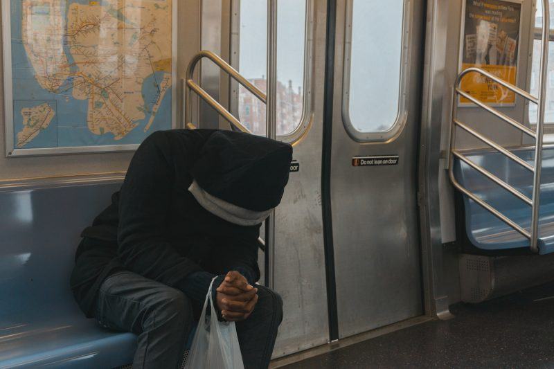 hình ảnh tuyệt vọng của một thanh niên ngồi ở nhà ga