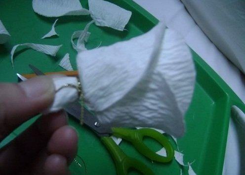 Cách làm hoa bằng giấy vệ sinh đơn giản nhất-6