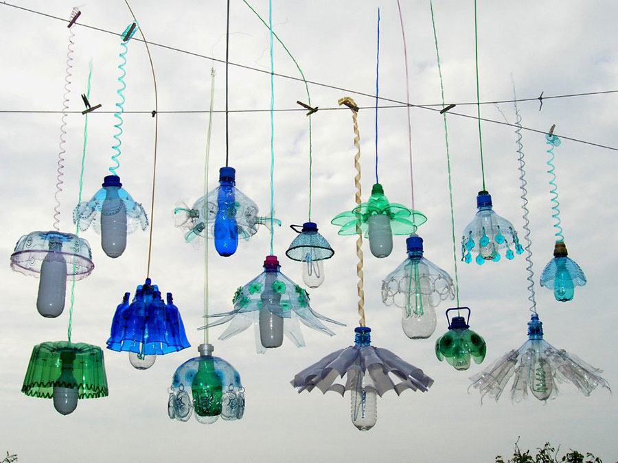 Khi sử dụng chai nhựa để làm đèn, chúng sẽ dễ thiết kế hơn.