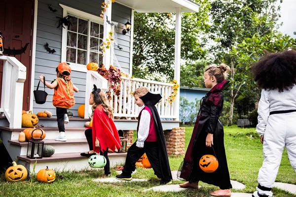 - Cho kẹo hay bị trêu: Trò chơi Halloween