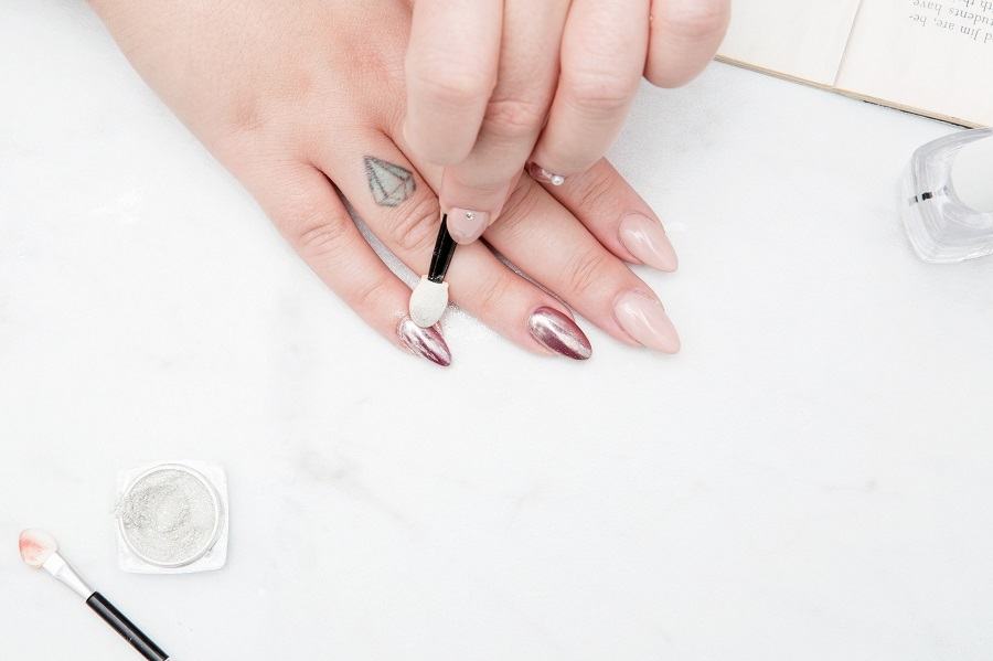 Mẫu nail giáng sinh phong cách Hàn Quốc với gam màu nhẹ nhàng, sang trọng 