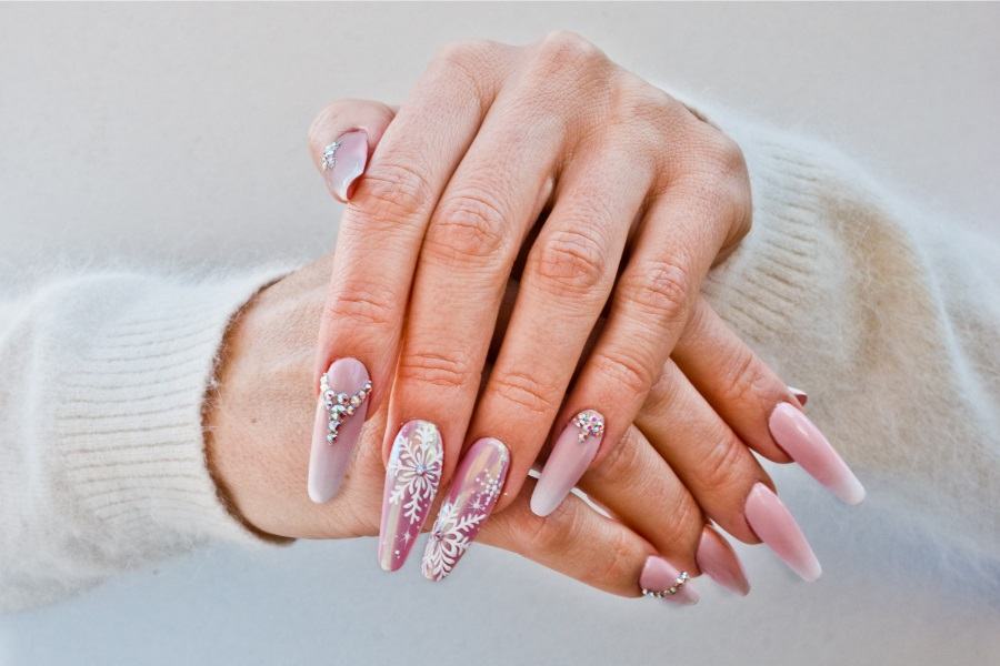 Biến tấu nail Giáng sinh với tông hồng nữ tính