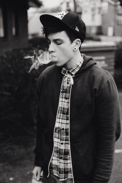 Hình ảnh người đàn ông buồn hút thuốc
