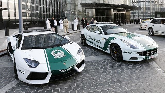 một chiếc xe cảnh sát ở Dubai