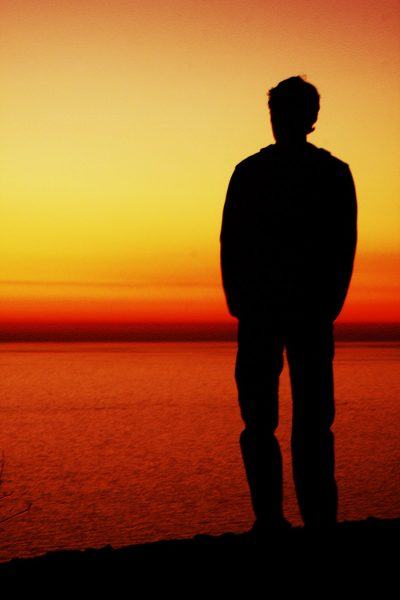 Hình ảnh chàng trai trẻ nói chuyện trước khi mặt trời lặn