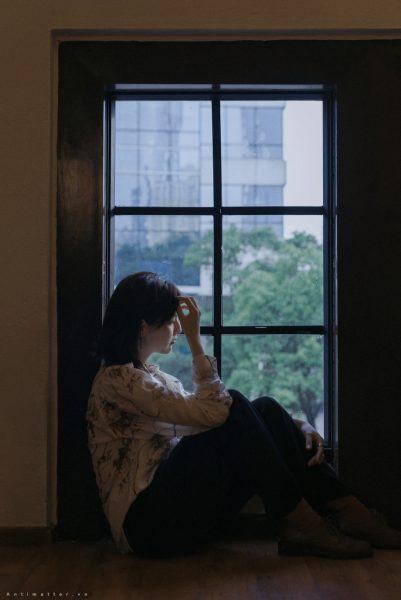Hình nền cô gái buồn ngồi bên cửa sổ