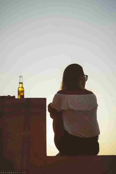 Hình ảnh cô gái buồn cô đơn ngồi uống rượu