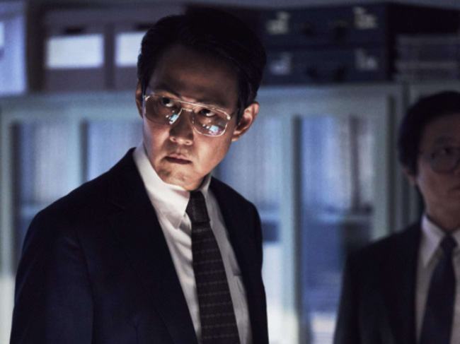 Lấy bối cảnh Hàn Quốc những năm 1980, Hunting theo chân các đặc vụ Park Pyeong Ho (Lee Jung Jae) và Kim Jung Do (Jung Woo Sung) khi họ tìm kiếm một điệp viên nguy hiểm.