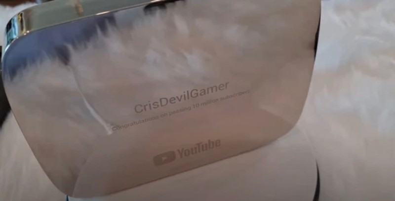 Cris Devil Gamer lộ nút kim cương ở gần