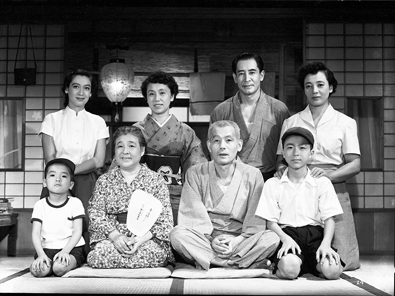 Tokyo Story là bộ phim nói về những xung đột và kỳ vọng giữa các thế hệ trong một gia đình.