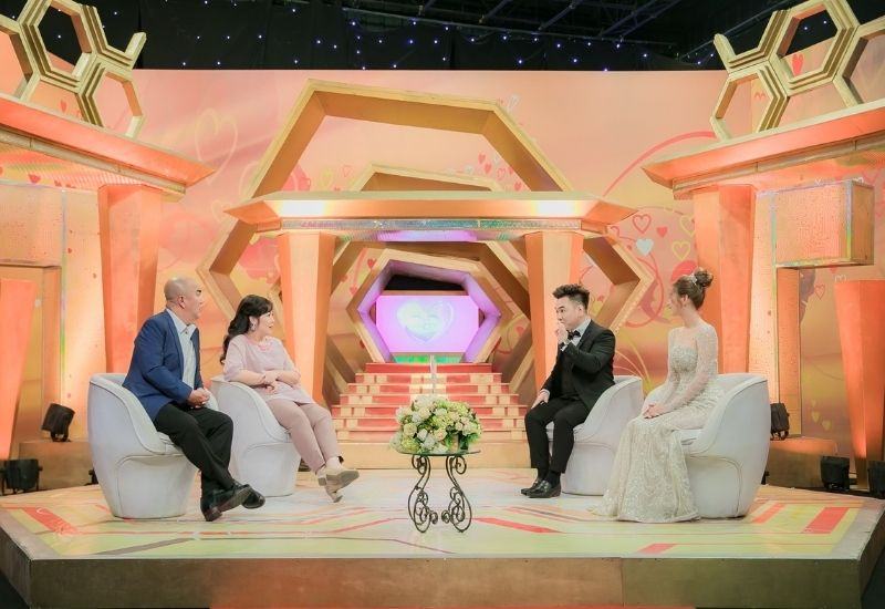 Xemesis là ai?  Seeesis và Non xoài chia sẻ về cuộc sống hôn nhân với MC Quốc Thuận và Hồng Vân trong chương trình Vợ chồng son.
