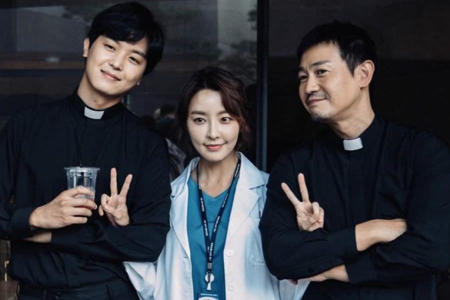 Nam chính Oh Soo Min, bác sĩ Ham Eun Ho và linh mục Moon Ki Sun từ trái sang (nguồn: soompi)