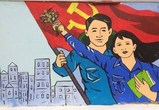 Tranh người đứng đầu Đoàn TNCS Hồ Chí Minh tự hào đi theo lý tưởng của Đảng