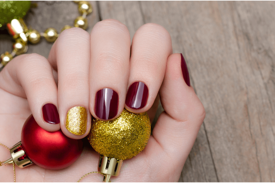 Nghệ thuật móng tay Giáng sinh với vàng và lấp lánh