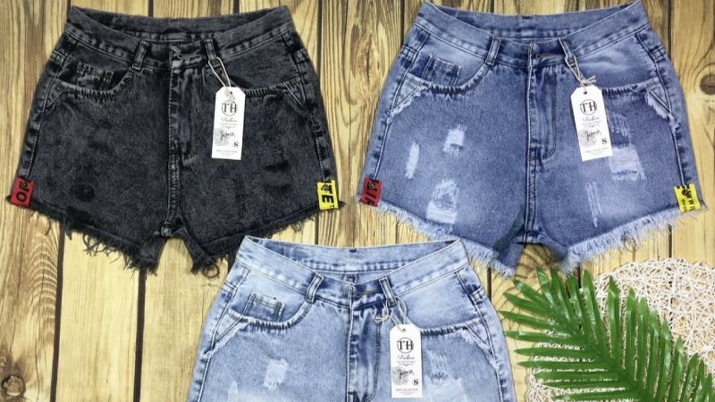 Phong cách thời trang tomboy - áo thun oversized mix cùng quần jeans