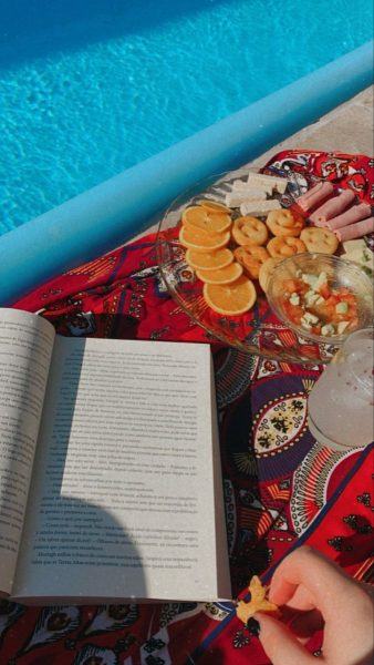 Ảnh thư giãn đọc sách bên hồ bơi