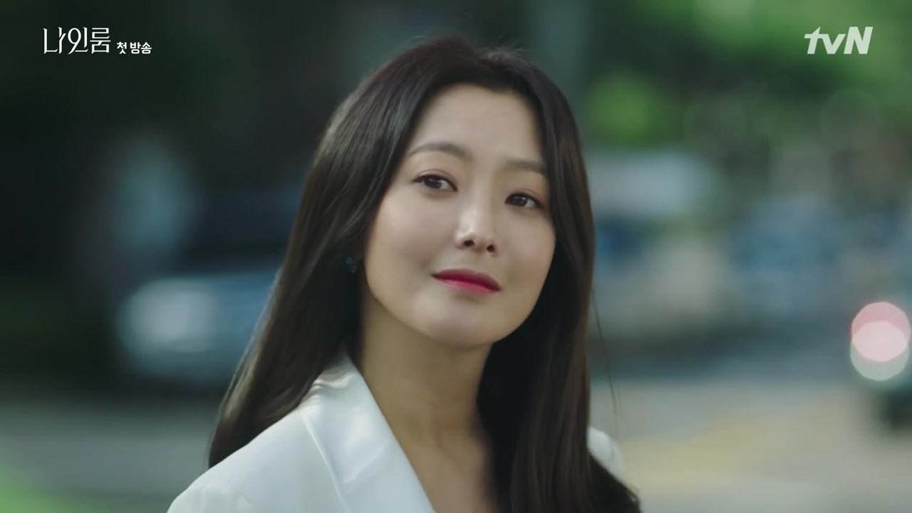 Eul Ji Ji Ha Yi là một nữ luật sư tài năng, xinh đẹp, tự tin nhưng cũng khá lừa đảo.  Nguồn: Saostar