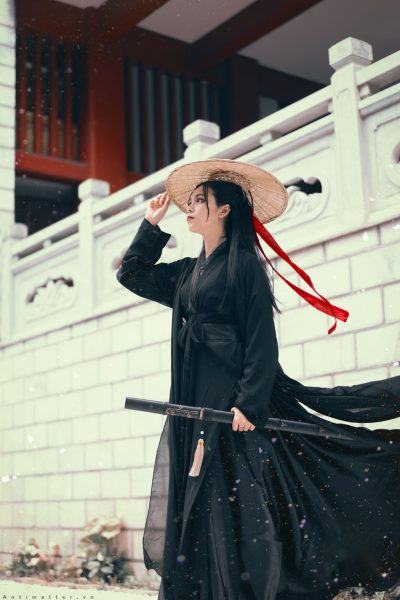 Chân dung nữ kiếm sĩ mặc trang phục truyền thống Trung Quốc