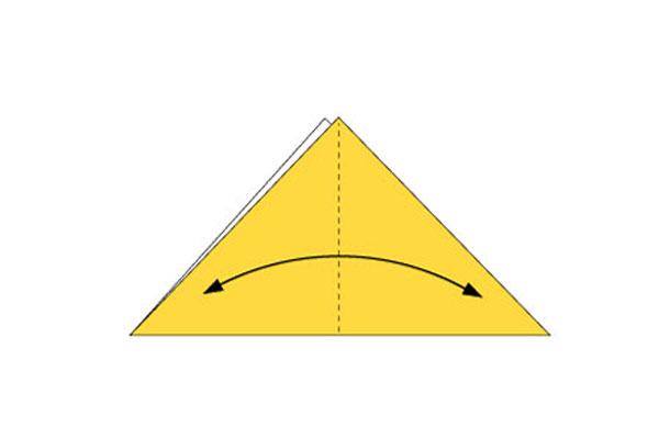 Gấp đôi để tạo thành hình tam giác nhỏ