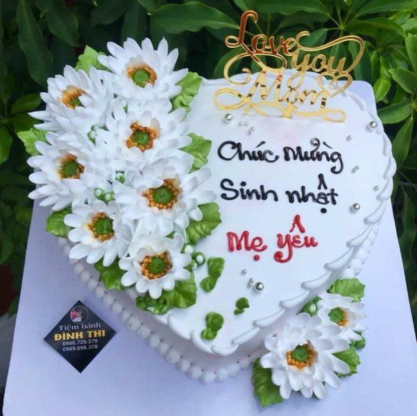 Bánh sinh nhật của mẹ với hoa cúc