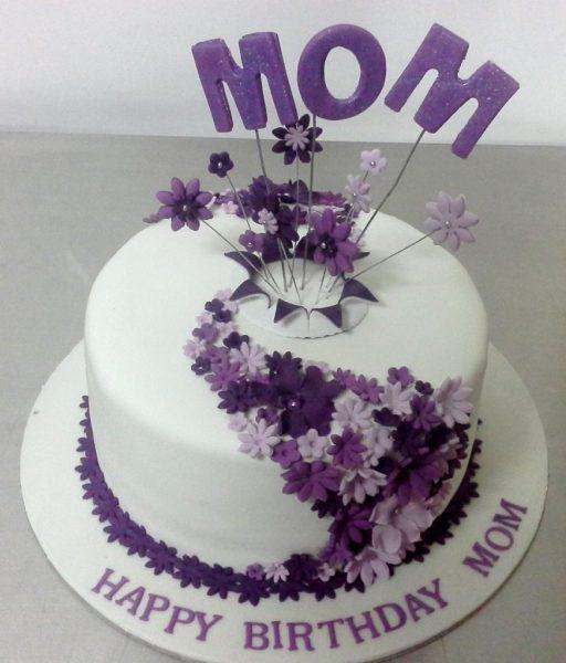 Bánh sinh nhật mẹ có chữ mom