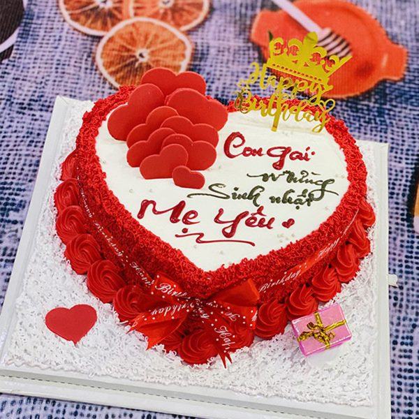 Bánh sinh nhật của mẹ với một trái tim màu đỏ