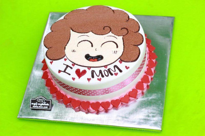 Một người mẹ yêu chiếc bánh sinh nhật của mẹ cô ấy