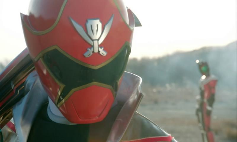 Gokai Red (Kaizoku Sentai) đối đầu với Kamen Rider Decade trong Super Hero Taisen 2012. Nguồn ảnh: Tokunation