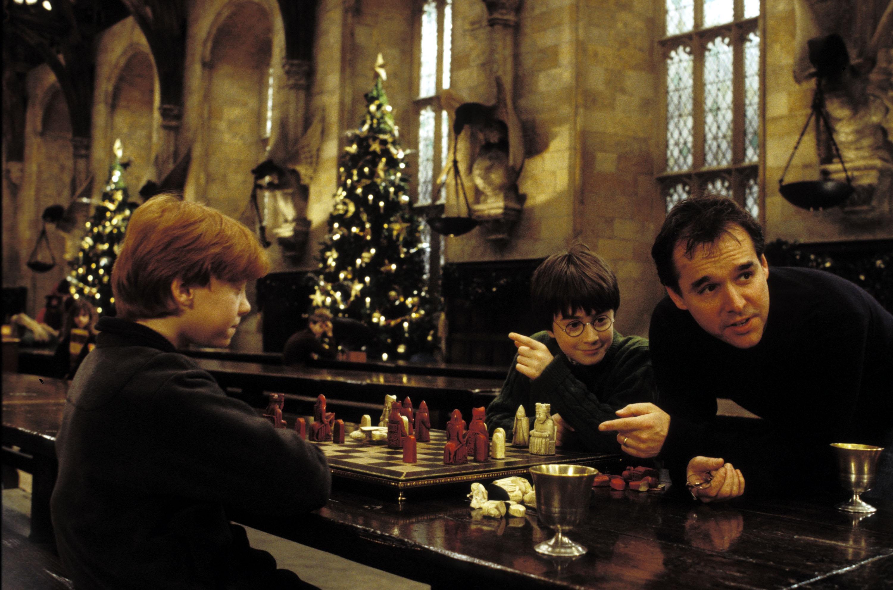 Robert Grint, Daniel Radcliffe và Chris Columbus trên phim trường