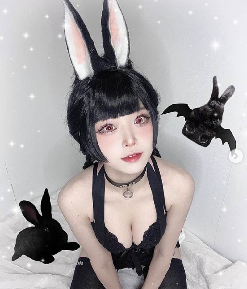 Top hình ảnh bé gái dễ thương chơi đùa cùng 5 chú thỏ đen
