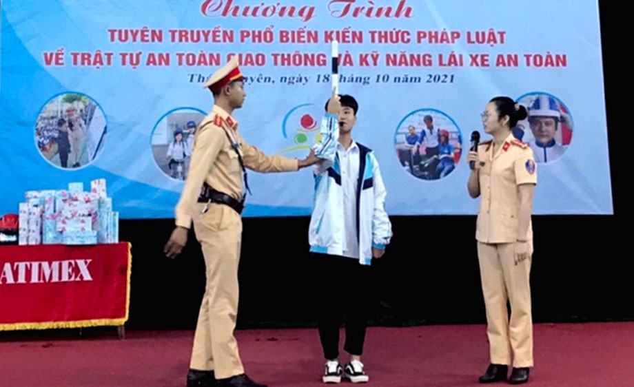 Tuyên truyền, phổ biến kiến thức về trật tự an toàn giao thông cho hơn 400  học sinh