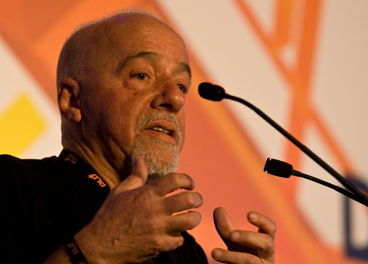 Chân dung tác giả Paulo Coelho