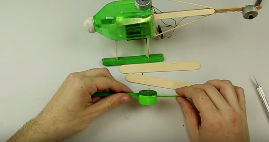 Cách làm máy bay trực thăng từ chai nhựa