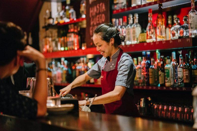 một hình ảnh của một bartender