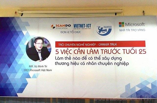 Đằng sau là gì?