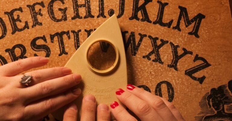 Cầu cơ (Ouija) là gì? Bí ẩn kinh hoàng trò chơi gọi hồn