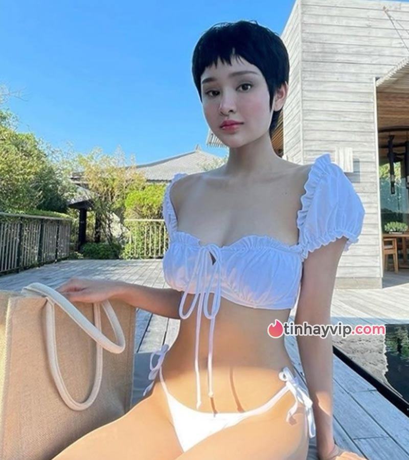 Hiền Hồ dễ thương trong bộ bikini trắng