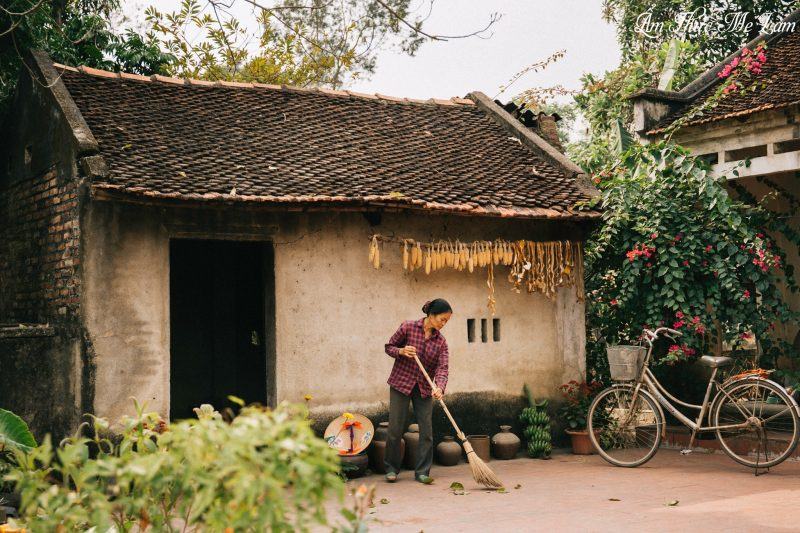 bà già vẽ bà già quét nhà