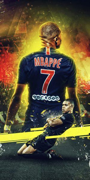 Hình ảnh Mbappe quỳ gối trên sân